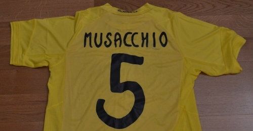 Las camisetas de Musacchio, Nahuel, Areola y Sergio Asenjo, a 110 euros en la Casa Colón
