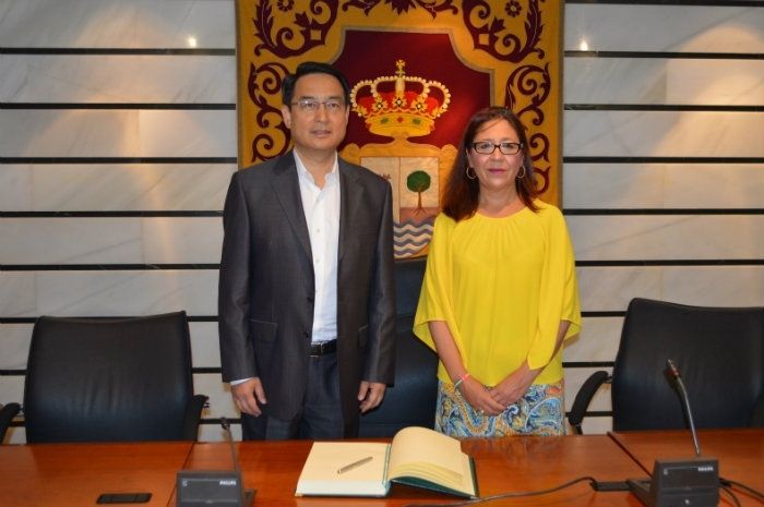 La alcaldesa de Punta Umbría recibe al embajador chino Lyu Fan