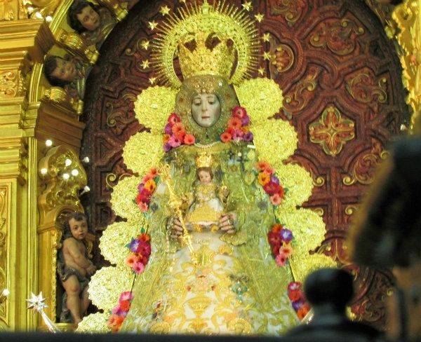 La Virgen del Rocío vuelve a su camarín vestida con un traje realizado por mujeres de Almonte
