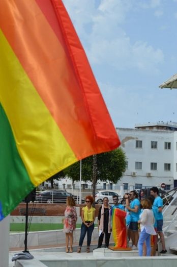 La bandera arcoiris ondea en varios ayuntamientos de la provincia con motivo del Día del Orgullo LGTBi