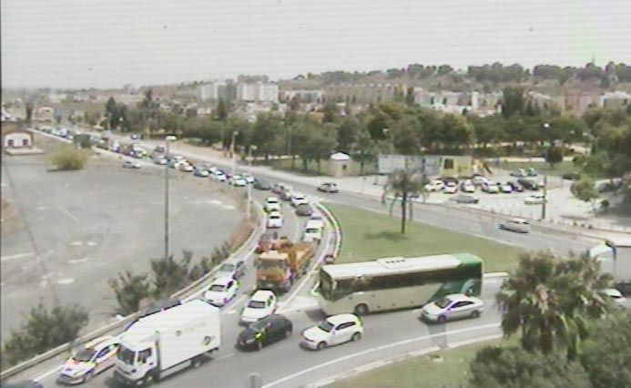 Una colisión entre seis vehículos deja un herido y retenciones kilométricas en el puente del Odiel