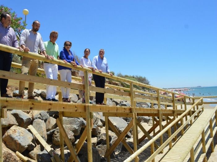 Nueva pasarela de acceso a la playa en El Portil y Nuevo Portil
