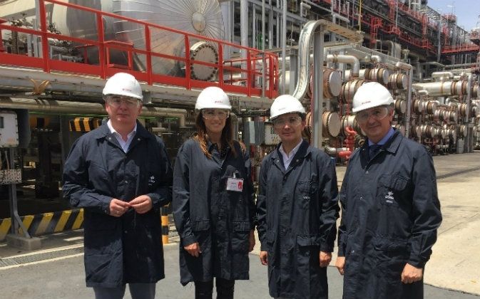 Delegados de la Junta conocen los avances de Cepsa, la primera empresa andaluza por valor de producción