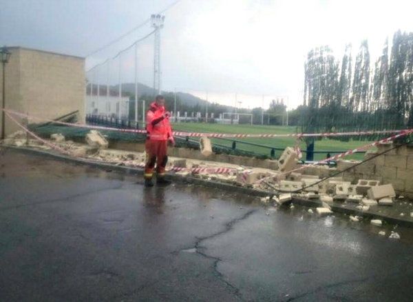 Un temporal causa incidencias en Aracena y derriba parte del muro perimetral del campo de fútbol