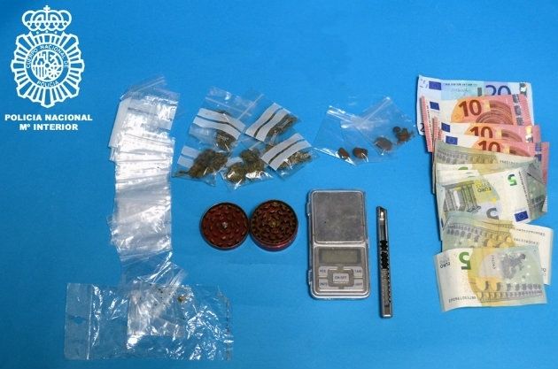 La Policía Nacional detiene a un joven en La Orden con varias bolsas de hachís y marihuana
