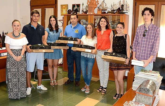 Multitudinaria entrega de ayudas sociales del Ayuntamiento de Palos de la Frontera