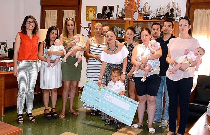 Multitudinaria entrega de ayudas sociales del Ayuntamiento de Palos de la Frontera