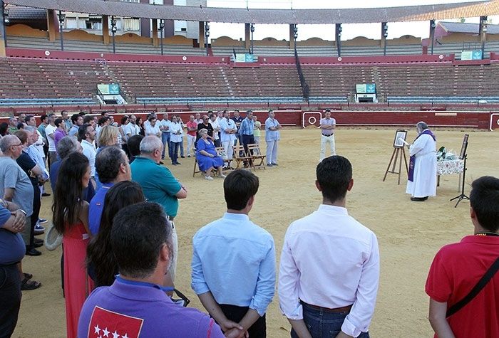La afición taurina onubense honra con una oración la memoria de Víctor Barrio