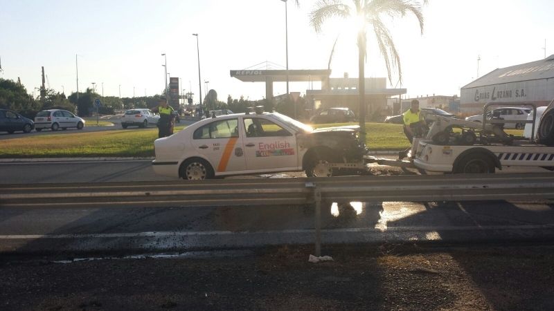 Un taxista resulta ileso tras salir ardiendo su coche