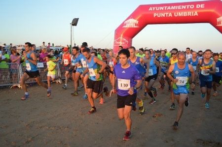 Emilio Martín y Dochia Rus conquistan la Carrera Nocturna Solidaria 'Playas de Punta Umbría'