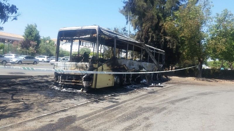 Calcinados dos autobuses de la empresa Damas tras un incendio en Cartaya
