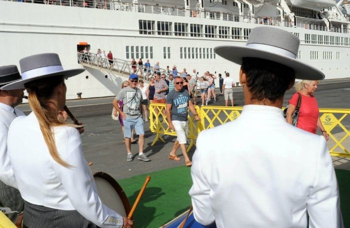 Los 1.300 pasajeros del crucero Thomson Spirit desembarcan en Huelva