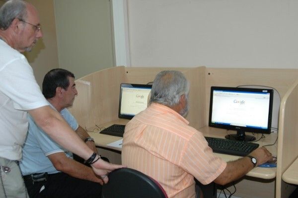 El Ayuntamiento facilita a los mayores el acceso a Internet