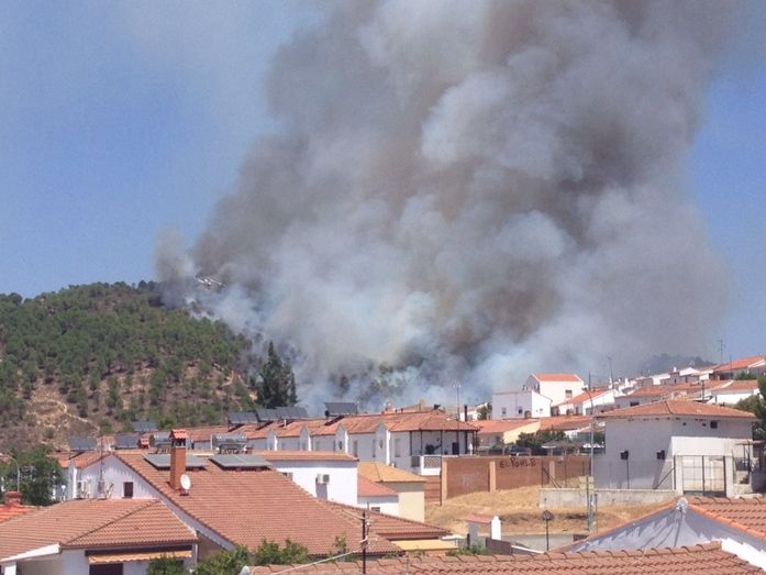 Un total de 27 bomberos continúan en las tareas de extinción del incendio de La Zarza