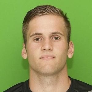 El lateral diestro del filial del Racing Axel se une a Sergio y Madrigal como jugador a prueba en el Decano
