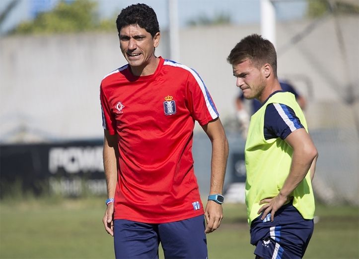 Pavón acepta seguir tras 'un par de reuniones', pero el club reconoce estar 'nervioso y con la incertidumbre' porque Comas tiene que firmar antes de las 15.00 horas
