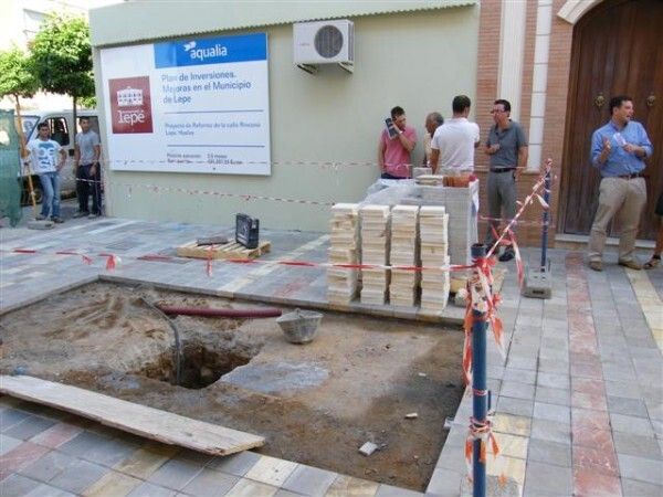 El alcalde de Lepe visita las obras de la calle Rinconá