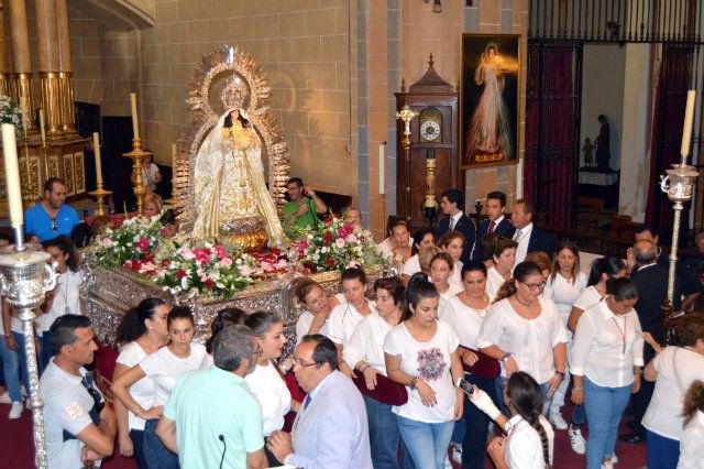 Las hermanas de la Cruz de Moguer, costaleras de los más necesitados