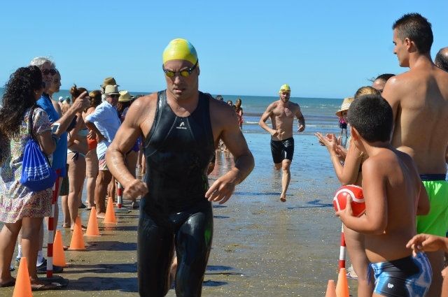 Isaac Cánovas e Irene Peinado se imponen en la XIV Travesía a Nado de Punta Umbría