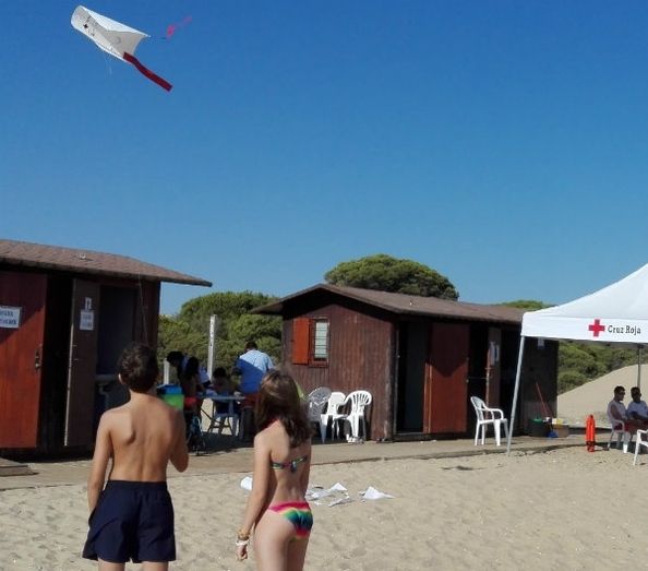 Cruz Roja llenará el cielo de Nuevo Portil de cometas con mensajes de niños para cuidar de las playas