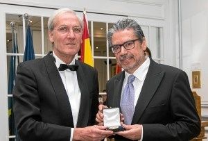 El artista ayamontino Juan Fernández recibe la medalla de oro del Foro Europa 2001