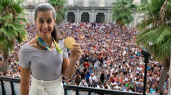Miles de onubenses ovacionan a una emocionada Carolina Marín al son de la salve rociera