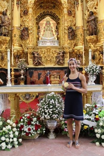 Carolina Marín ofrece su medalla a la Virgen del Rocío