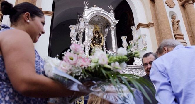 Con flores a la Patrona