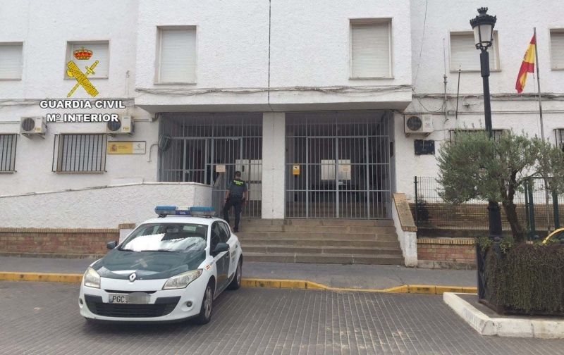 Dice que iba a realizar una encuesta y roba a punta de navaja 53 euros y un móvil en un domicilio de Almonte