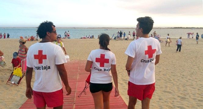 El dispositivo de salvamento de Cruz Roja en la playa de Nuevo Portil realizó más de 800 intervenciones en julio y agosto