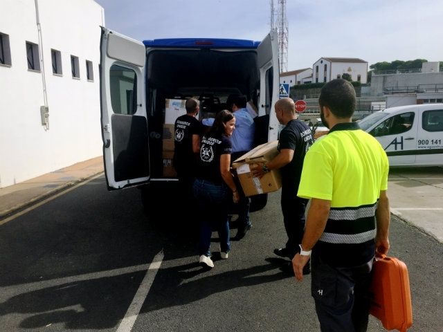Aguas de Huelva entrega material textil y sanitario a Bomberos Unidos sin Fronteras