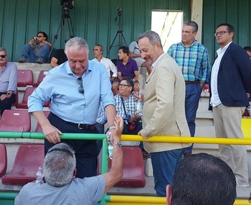 Manuel Gómez representó al club en Los Barrios y señaló que 'Comas se debió haber ido el 8 de julio'