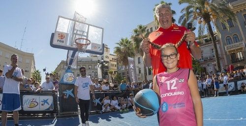 Fernando Romay y más de 400 chavales disfrutaron de lo lindo en el 3x3 en la Plaza de las Monjas