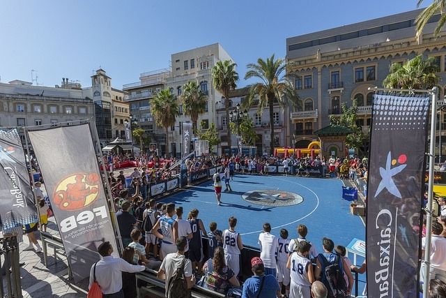 Fernando Romay y más de 400 chavales disfrutaron de lo lindo en el 3x3 en la Plaza de las Monjas