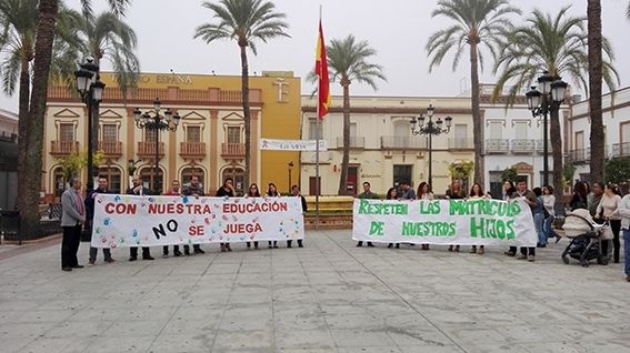 Padres protestan por la supresión de una línea en un colegio concertado de La Palma