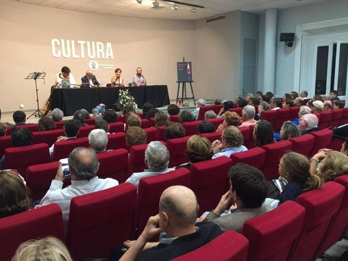 Antonia María Peralto presentó bien acompañada 'El perfume del amor'