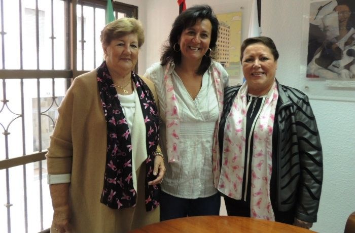 Respaldo municipal a la Asociación Onubense de Cáncer de Mama 'Santa Águeda' para ahondar en su labor de prevención