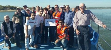 Travesía por la ría del Piedras para concienciar sobre la necesidad de proteger la costa