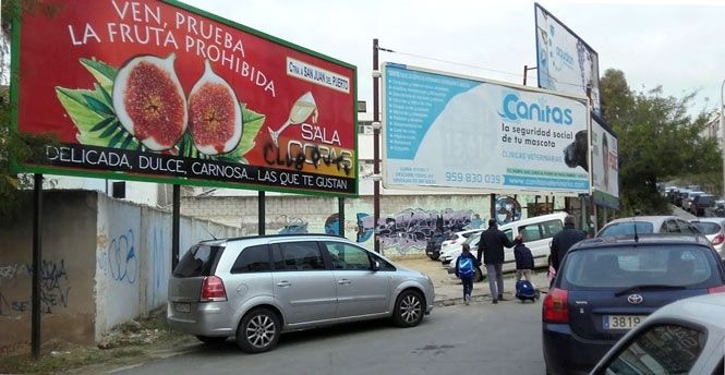 El PP exige al Ayuntamiento que retire la valla publicitaria “sexista” ubicada junto a un colegio