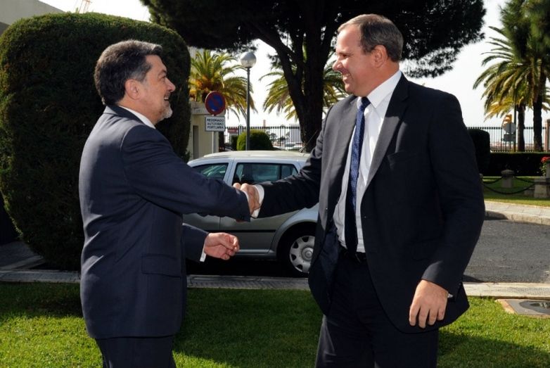 El embajador de Cuba en España visita el Puerto de Huelva
