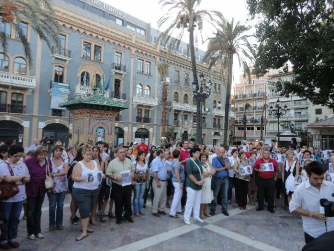 Concentración silenciosa para apoyar a la familia de los dos niños desaparecidos