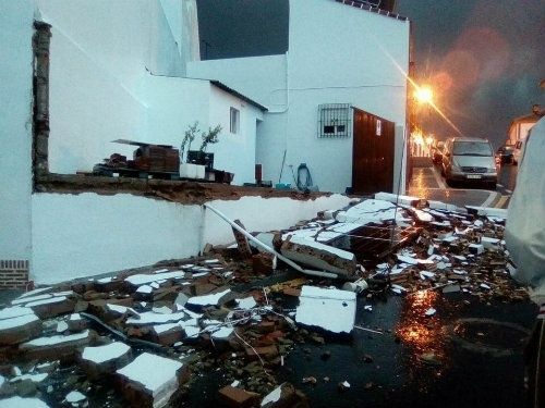 El temporal deja un tornado en Palos y la rotura de varios coches y muros de viviendas