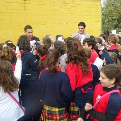 Baño de masas de Zamora y Núñez en el Montessori
