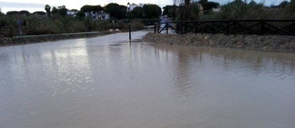 Vecinos de La Dehesa llevan a la Fiscalía las inundaciones por no limpiarse el cauce de un arroyo