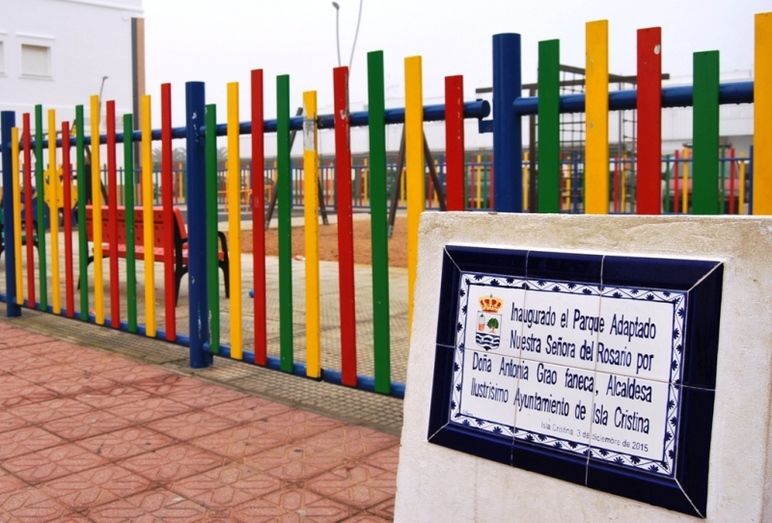 Acusan a la alcaldesa de Isla Cristina de “reinaugurar” espacios e instalaciones sólo “para colocar una placa con su nombre”