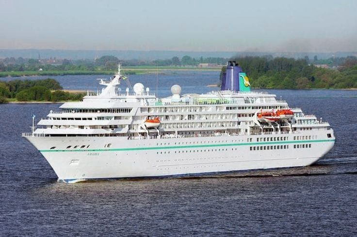 La llegada del 'Amadea' cierra un año de cruceros en el que llegaron al puerto más de 22.500 pasajeros
