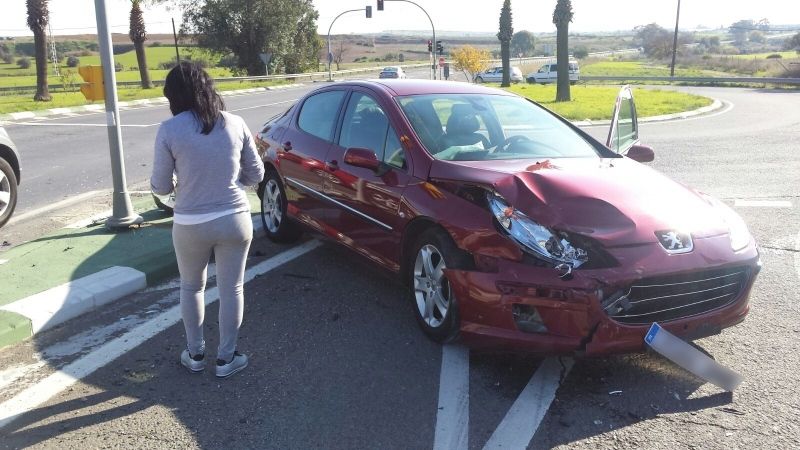 Dos mujeres heridas en una colisión entre dos vehículos en Gibraleón