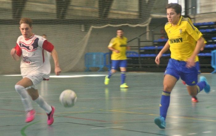 El Smurfit Kappa perdona ante el líder y lo paga en el último minuto (7-6)