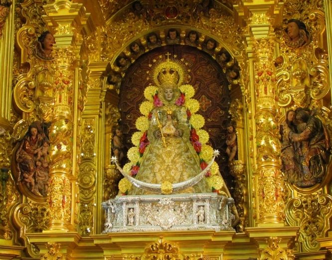 La Virgen del Rocío luce un nuevo traje para la Navidad