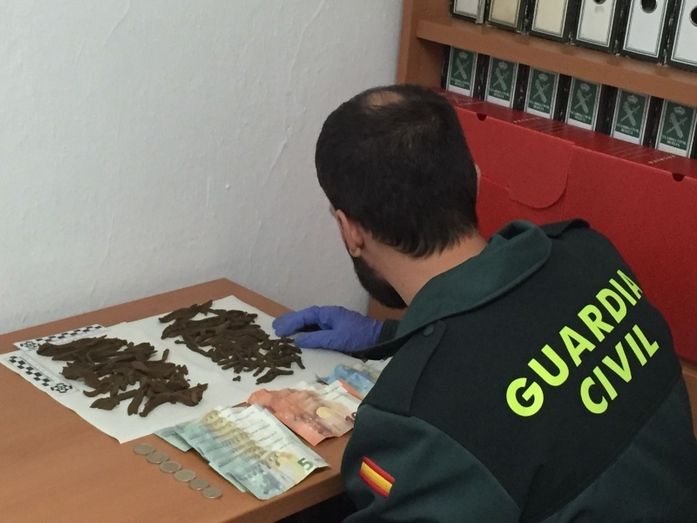 Detienen a un joven de 21 años en Ayamonte que tenía 54 barritas de hachís